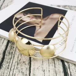 Kropfband Queen Ghovva (2 Farben) -Modebekleidungs Geschäft Gargantilla india de Torques de Metal para mujer joyer a llamativa brazalete para el cuello gargantillas 3092e23d 029e 4709 8c06 415acfa8401c